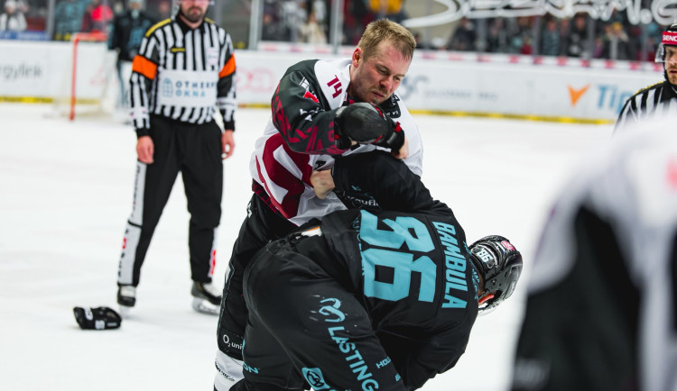 Sparta otočila v Karlových Varech zápas ze stavu 0:3, nájezdy rozhodl Shore.