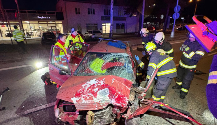 Podruhé se narodil, řidiče vytáhli ze sešrotovaného auta v Hradci na Slezském hasiči