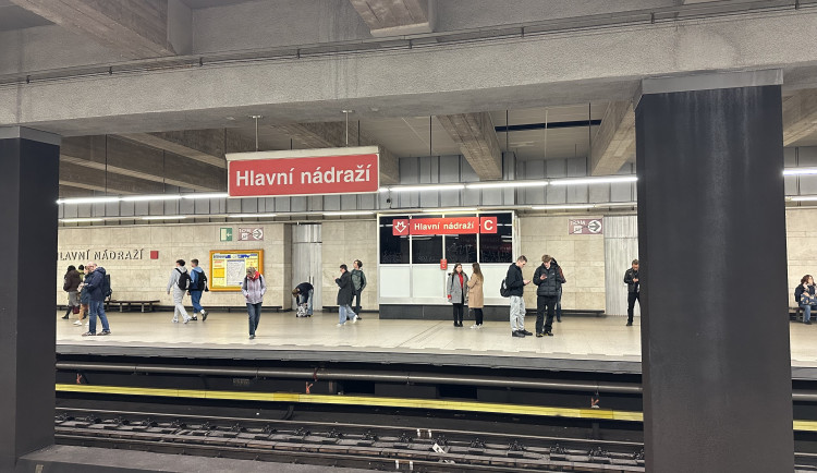 Muž ve stanici metra Hlavní nádraží spadl pod vlak, je vážně zraněn