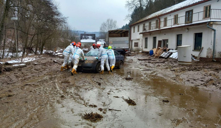 FOTO: Masivní vlna kejdy se z jímky na Znojemsku dostala až do Podyjí a do Rakouska