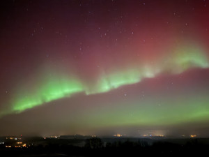 Fotky polární záře plní internet, vrchol přišel před půlnocí