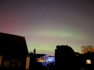 Fotky polární záře plní internet, vrchol přišel před půlnocí