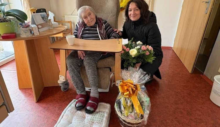 Paní Břízová oslavila 103. narozeniny, každý den začíná rozcvičkou. Foto: Se svolením Karlovarského kraje