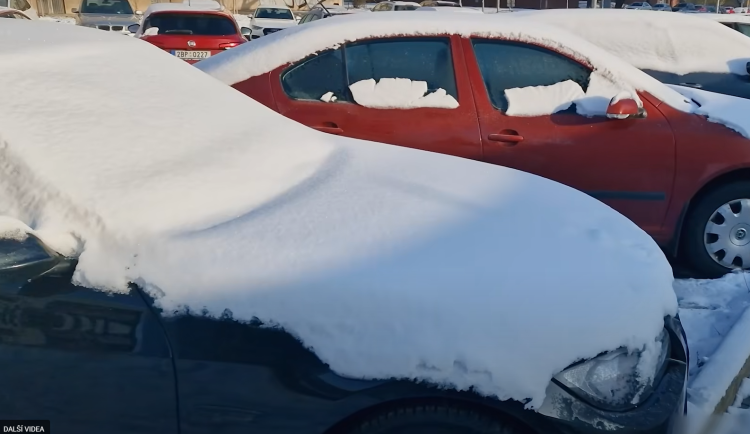 Zimní silnice umí překvapit. Co zkontrolovat, než vyrazíte autem?