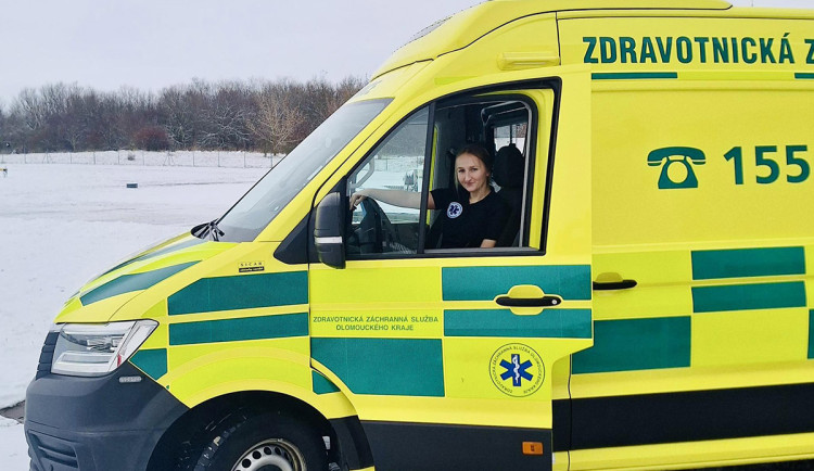 Superžena Pavlína se stala první řidičkou sanitky v Olomouci. Lidé jsou nadšení