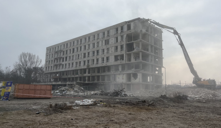 Zchátralá železniční poliklinika v Brně jde k zemi, vyroste místo ní povodňový park