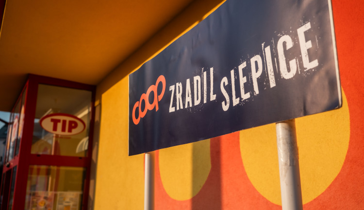 V Písku protestují proti vajíčkům z klecového chovu. Chybí čeští dodavatelé, brání se prodejce