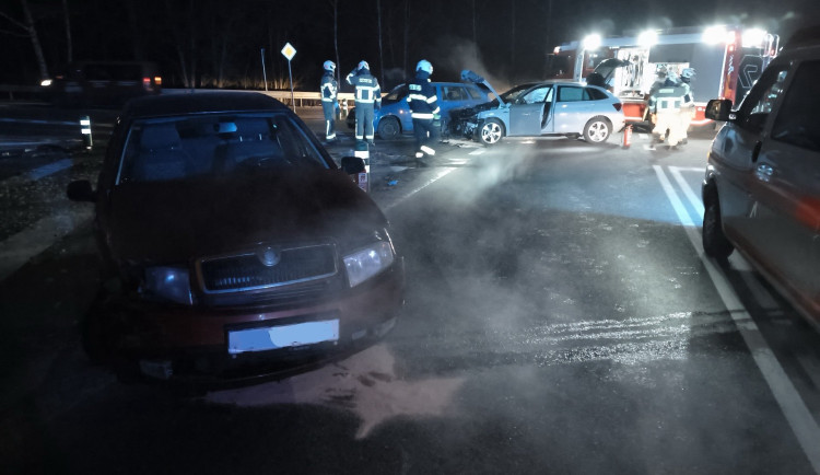 Nehoda tří aut u Temelína zkomplikovala ranní dopravu. Dva lidé skončili v péči záchranářů