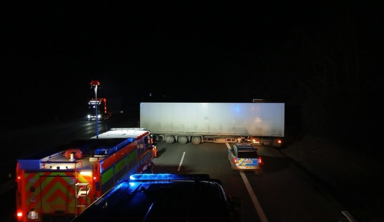 Nehoda kamionu ochromila provoz na D5, prorazil svodidla a zůstal stát napříč pruhy