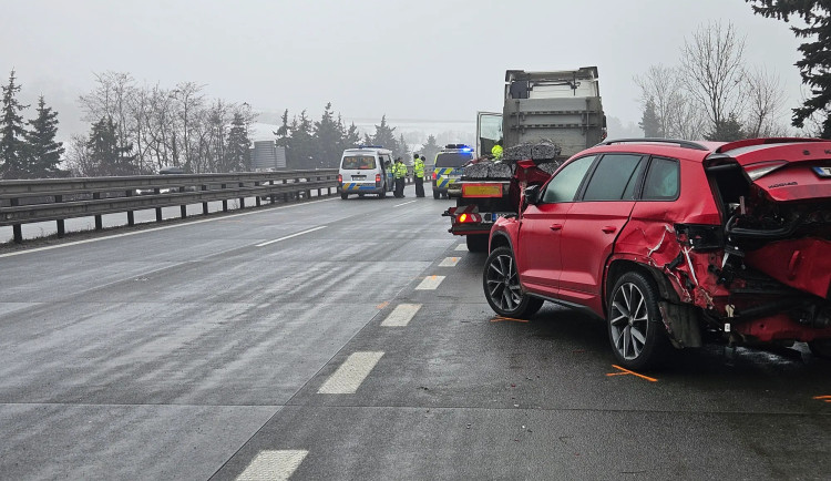 Hromadná nehoda na D1 u Rousínova. Bouralo minimálně deset vozů, dálnice je zavřená