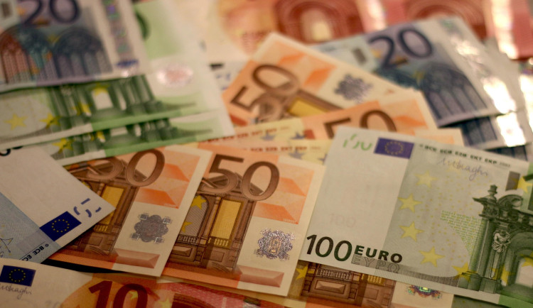 Našla se obálka s větším obnosem peněz v cizí měně. Hledá se její majitel