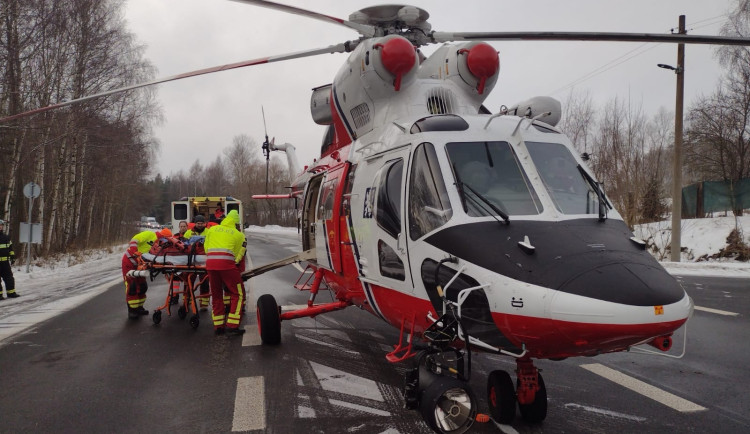 Nehoda osobního auta zastavila provoz u Boučí na Sokolovsku, přistával tam vrtulník