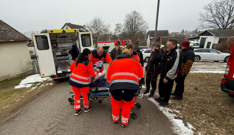 Výbuch propanbutanu na Táborsku zranil seniora, vrtulník se kvůli mlze musel vrátit