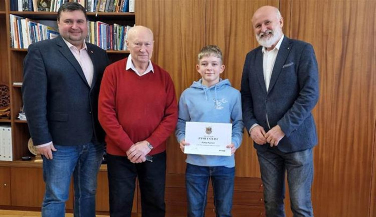 Na snímku jsou zprava: starosta Jan Vrba, Petr Kaša, trenér Miroslav Vrbka a místostarosta Pavel Pagáč. Foto: Se svolením města Cheb