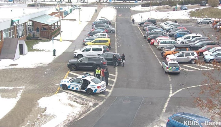 Muž nasával v jabloneckém bazénu. Aby odtud odjel vozem, mu opakovaně zabránili strážníci