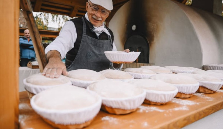 V Hradci o víkendu zazpívá Drupi, město zaplní masopustní masky a bude se péct chleba