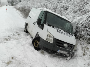 FOTO: Počasí komplikuje provoz. U Šemnice na Karlovarsku zemřel po nehodě řidič auta