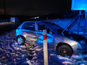 FOTO: Počasí komplikuje provoz. U Šemnice na Karlovarsku zemřel po nehodě řidič auta