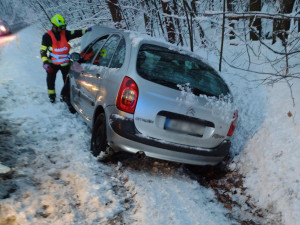FOTO: Počasí komplikuje provoz. U Šemnice na Karlovarsku zemřel po nehodě řidič auta