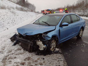 FOTO: Počasí komplikuje provoz. U Šemnice na Karlovarsku zemřel po nehodě řidič auta
