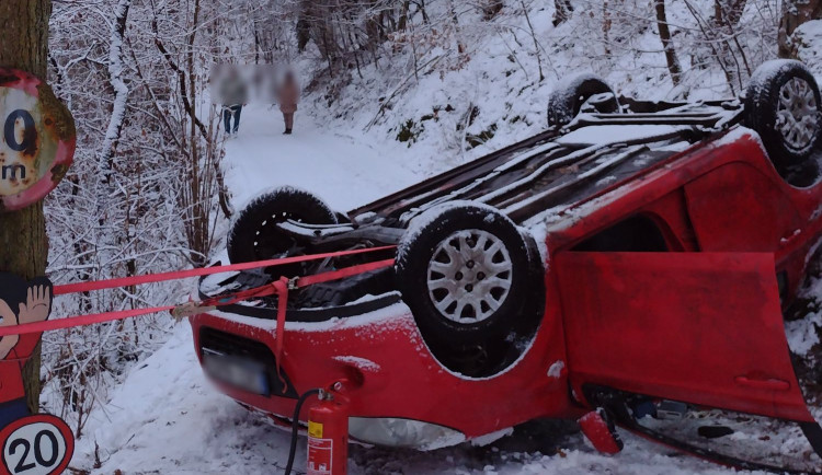 Počasí komplikuje provoz. U Šemnice na Karlovarsku zemřel po nehodě řidič auta. Foto: Se svolením HZS Karlovarského kraje