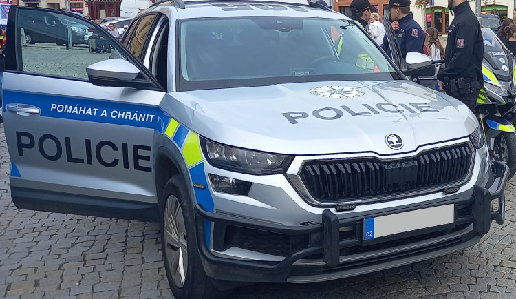 Řidič audi se snažil ujet policejní hlídce, ta ukončila nebezpečnou jízdou nárazem