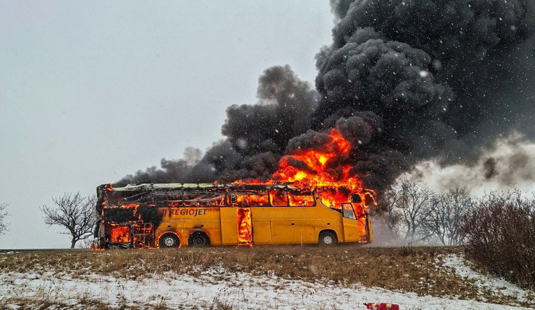 VIDEO: Autobus známého dopravce pohltily plameny. D46 na Vyškov stála