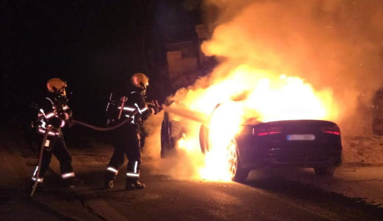 Nedaleko Semil hořelo v noci Audi, hasiči požár zlikvidovali za půl hodiny