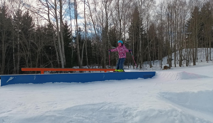 FOTOGALERIE: Kunčice otevřely největší snowpark v Jeseníkách. Vyřádí se zde děti i pokročilí jezdci
