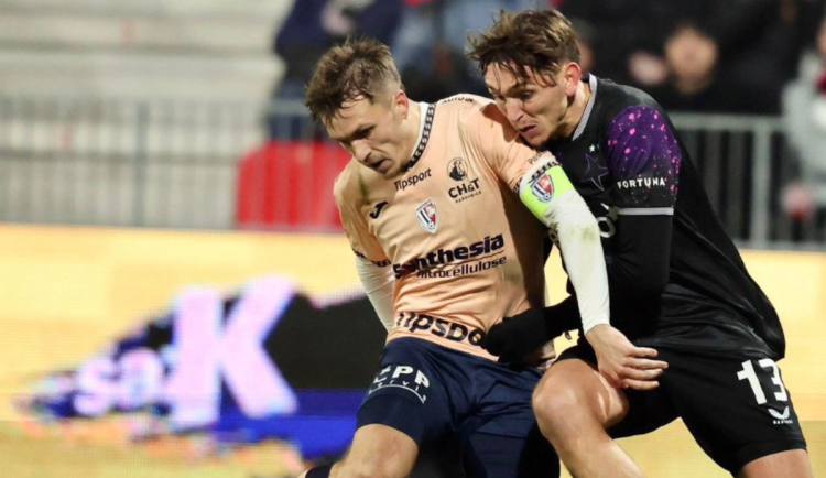 Fotbalisté Slavie remizovali v oslabení s Pardubicemi 1:1 a ligu vedou o pět bodů