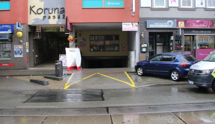 Opilého muže nechali ležet u garáží, přejelo ho auto. Strážníci si vyslechli trest