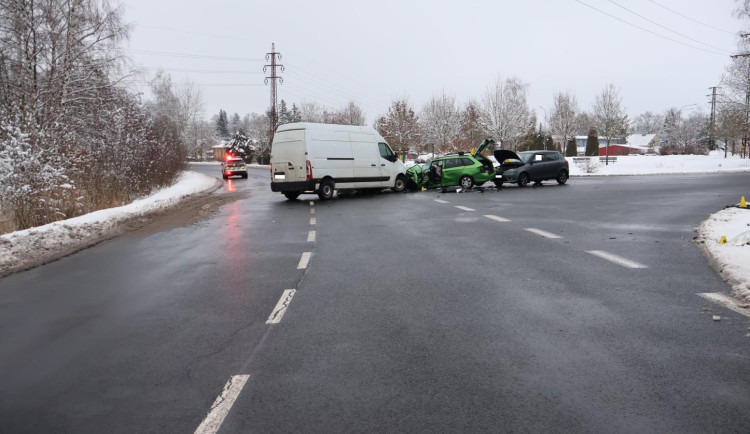 Nehoda tří aut ve Vintířově skončila zraněním, policie hledá svědky.
