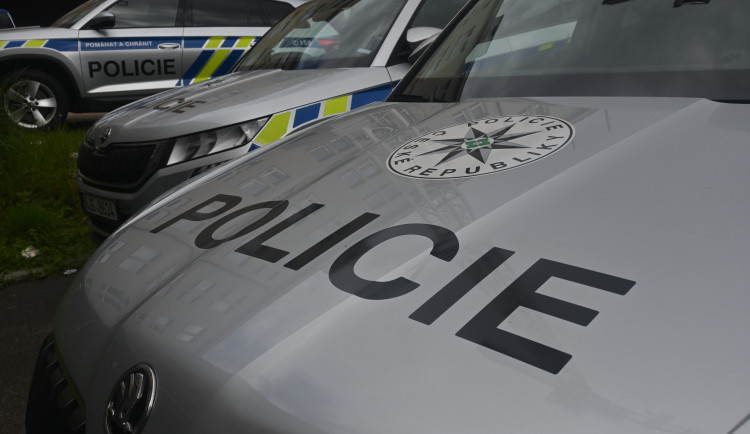 Řidič se na Pávově vyhýbal chodcům, naboural čtyři další auta