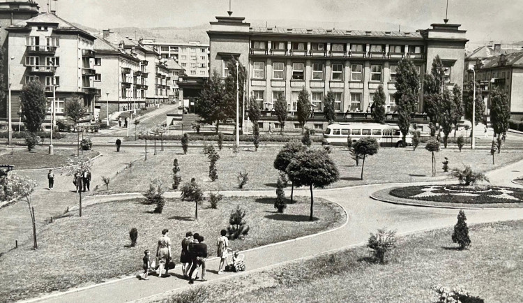 Tehdejší Leninova, dnes Hlavní třída, v šedesátých letech. Foto: Se svolením města Ostrov