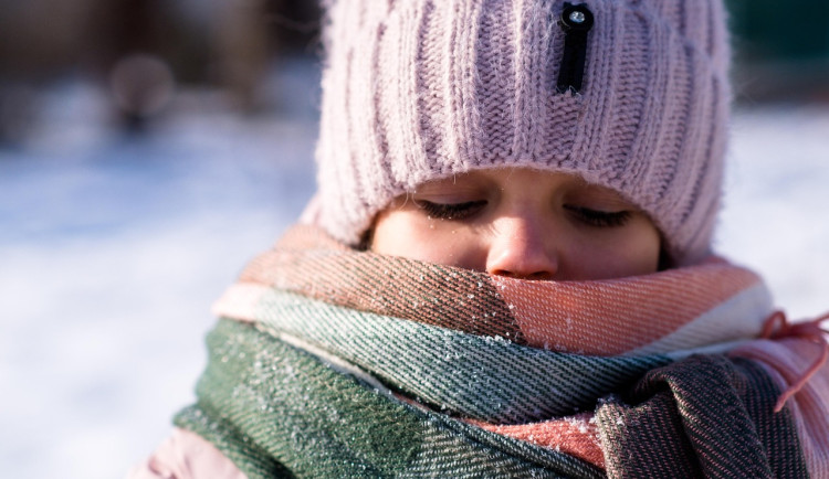 Strážníci v Brně zachránili promrzlou holčičku. Utekla z domu, když se matka sprchovala