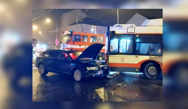 FOTO: Čelní střet trolejbusu a auta v Jihlavě skončil zraněním. Škoda je 200 tisíc