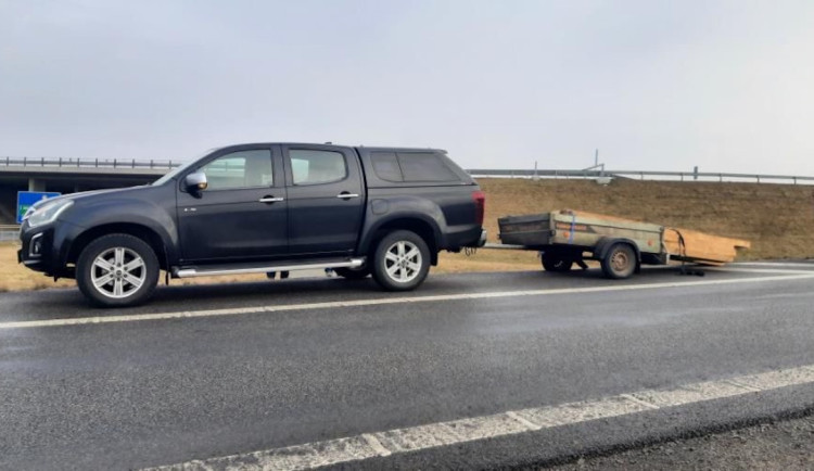 Poplach na D3. Auto s přívěsem plným dřeva jelo v protisměru a děsilo řidiče