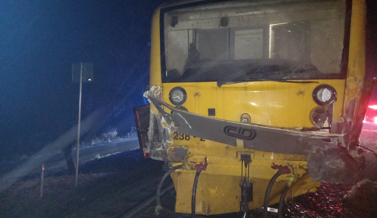 FOTO: U Jičína se srazil vlak s nákladním autem, na místě zasahují hasiči