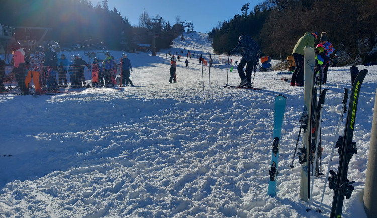 V Krušných horách spadl strom na sloup vedení vleku, horská služba varuje lyžaře