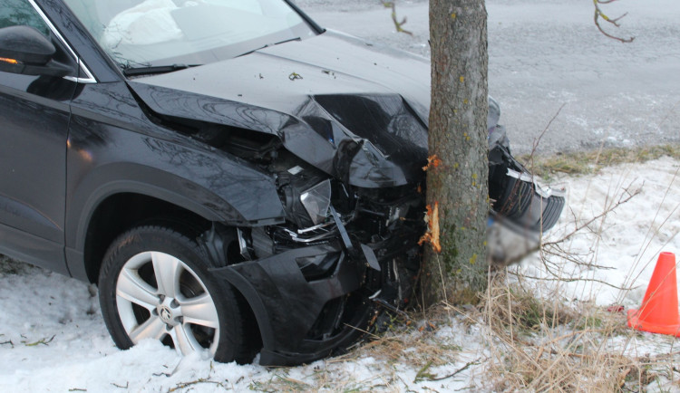 Náledí a smyk. Na Přerovsku auto narazilo do stromu, škoda je přes čtvrt milionu