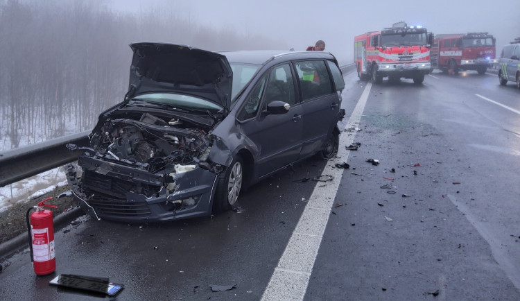 Komplikace na dálnici: Provoz na D6 zcela uzavřela nehoda tři aut. Foto: Se svolením HZS Karlovarského kraje