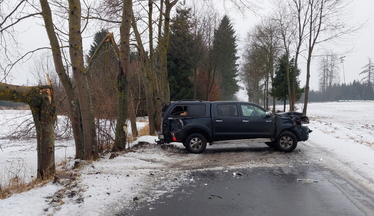 Řidič u Sedlejova se zřejmě snažil vyhnout zvěři v cestě a rozbil auto o stromy