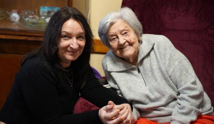 Do svých sta let pekla a vařila. Paní Henclová oslavila 106. narozeniny. Foto: Se svolením Karlovarského kraje