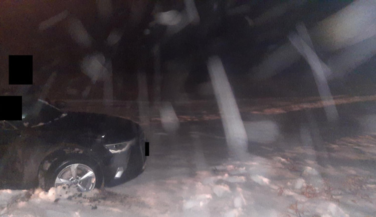 Mladík driftoval na lyžařských tratích v Josefově Dole. Zmařil závod, sám zapadl v mokřadu