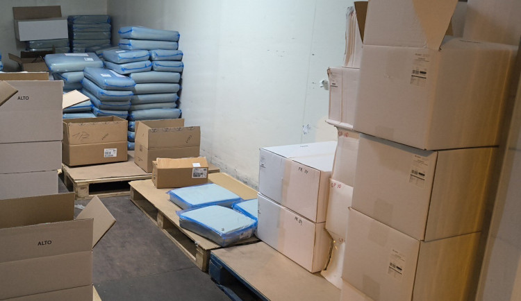 V tajném skladu v Praze 5 schovávali tuny prošlých potravin. Chtěli je prodávat