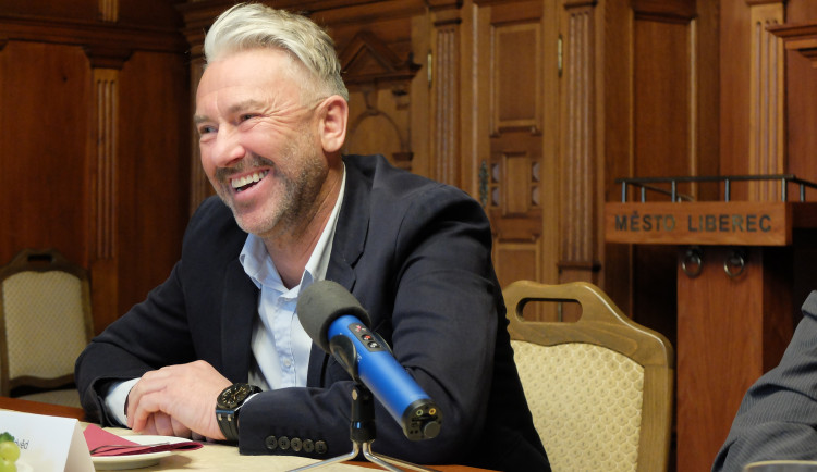 To táta mě posunul k velkému hokeji, díky za medaili i pro něj, řekl Petr Nedvěd v Liberci