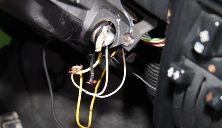 Stará škodovka zlákala muže z Karvinska. Policisté ho načapali při spojování kabelů