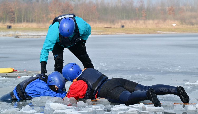 Poprvé oblékli neopren a vrhli se do ledové vody, středoškoláci se učili záchranu tonoucího