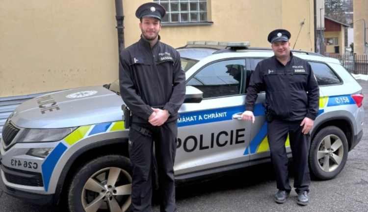 Stál na zábradlí mostu a křičel, že skočí. Dva policisté zachránili mladíkovi život