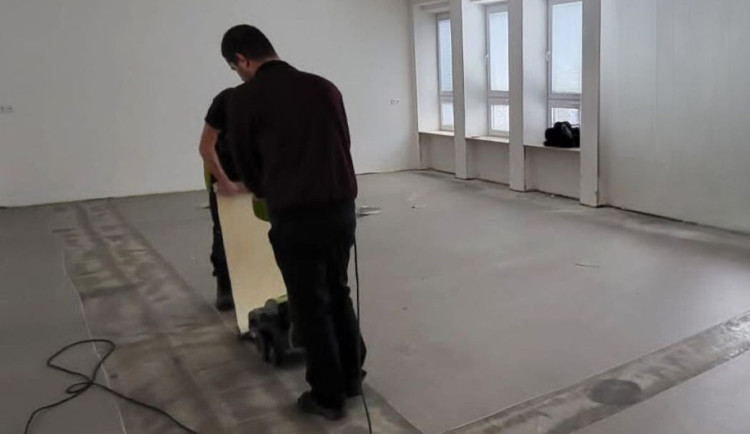 Kvůli koncentracím 2-ethylhexanolu se v kopřivnické školce likvidují podlahy